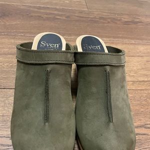 Sven mid-heel front seam clogs in Nubuc olive color. Size 40. Great condition!